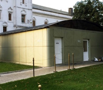 Кровля туалетного модуля на территории Музея Московского Кремля